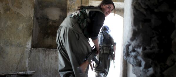 مقاتلة كردية فى إحدى المناطق المحررة فى جبل سنجار شمال العراق مقاتلة كردية فى إحدى المناطق المحررة فى جبل سنجار شمال العراق - سبوتنيك عربي