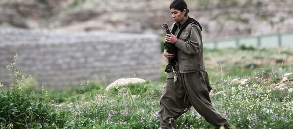 مقاتلة كردية فى جبل سنجار لا تنسى أعمال المرأة  المنزلية الى جانب حمل السلاح للدفاع عن وطنها - سبوتنيك عربي