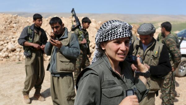 مقاتلة من حزب العمال الكردستاني أثناء التدريبات على حمل السلاح فى جبل سنجار. - سبوتنيك عربي