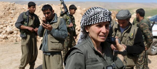 مقاتلة من حزب العمال الكردستاني أثناء التدريبات على حمل السلاح فى جبل سنجار. - سبوتنيك عربي