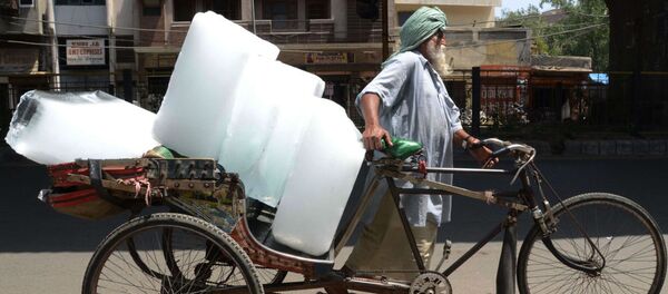 مواطن هندي ينقل الجليد أثناء موجة الحر مواطن هندي ينقل الجليد أثناء موجة الحر - سبوتنيك عربي