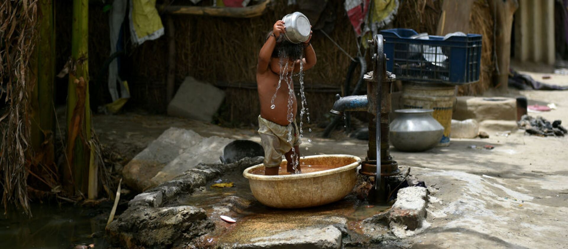 طفل هندي يصب على نفسه الماء هربا من الحر - سبوتنيك عربي, 1920, 03.07.2021