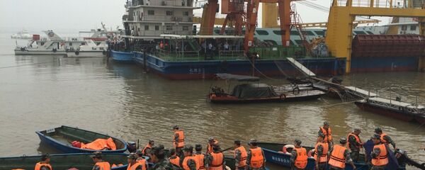 رجال الإنقاذ في مكان غرق سفينة ركاب في جنوب الصين - سبوتنيك عربي