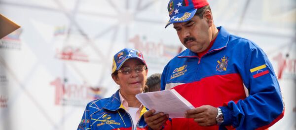 نيكولاس مادورو رئيس فنزويلا  والسيدة الأولى سيليا فلوريس وسط جمع شعبي فى كراكاس - سبوتنيك عربي