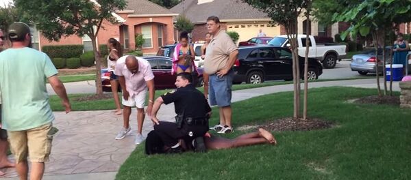 شرطي أمريكي يعتدي على فتاة سوداء - سبوتنيك عربي