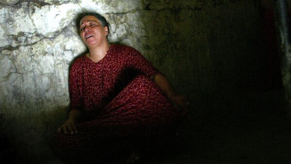 إمرأة عراقية في بيتها  أثناء تفتيش بيتها - سبوتنيك عربي