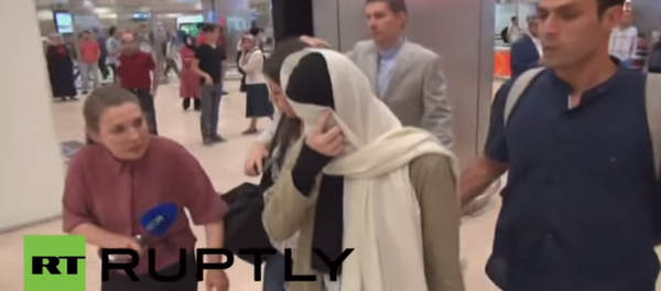 الطالبة الروسية التى حاولت الإنضمام الى داعش فارفارا كاراولوفا لدى عودتها إلى روسيا الطالبة الروسية التى حاولت الإنضمام الى داعش فارفارا كاراولوفا لدى عودتها إلى روسيا - سبوتنيك عربي