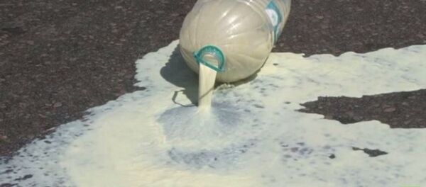 سكب الحليب على الأرض سكب الحليب على الأرض - سبوتنيك عربي