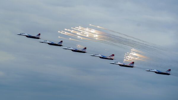 عرض لمجموعة الطيارين الفرسان الروس فى طائرات سو - 27 خلال المنتدي العسكري التقني آرميا 2015 - سبوتنيك عربي