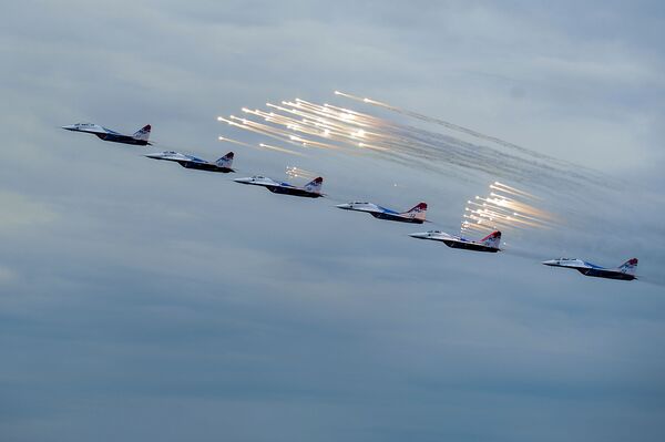 عرض لمجموعة الطيارين الفرسان الروس فى طائرات سو - 27 خلال المنتدي العسكري التقني آرميا 2015 - سبوتنيك عربي