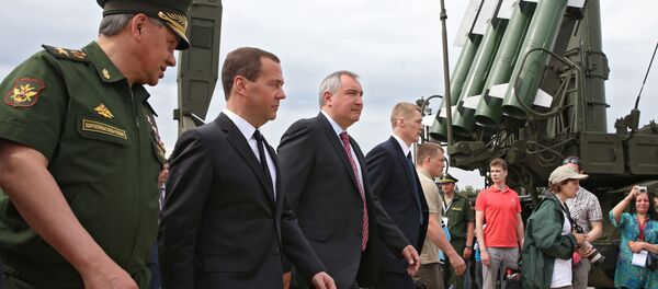 وزير الدفاع الروسي سيرغي شويغو مع رئيس الوزراء الروسي دميتري ميدفيديف ونائبه دميتري روغوزين خلال منتدي آرميا 2015 - سبوتنيك عربي