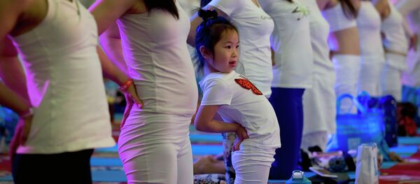 طفلة صينية تمارس اليوجا فى اليوم العالمي لليوجا فى أحدى المقاطعات فى بكين الصينية - سبوتنيك عربي