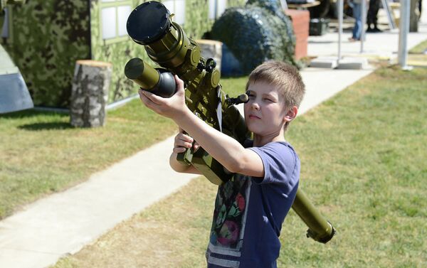 طفل روسي يحمل منظومة الدفاع الجوي على كتفه طفل روسي يحمل منظومة الدفاع الجوي على كتفه - سبوتنيك عربي