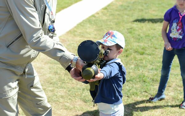 طفل روسي خلال منتدي الجيش 2015 طفل روسي خلال منتدي الجيش 2015 - سبوتنيك عربي