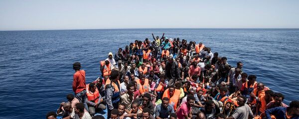 قارب يقل مهاجرين إلى أوروبا - سبوتنيك عربي