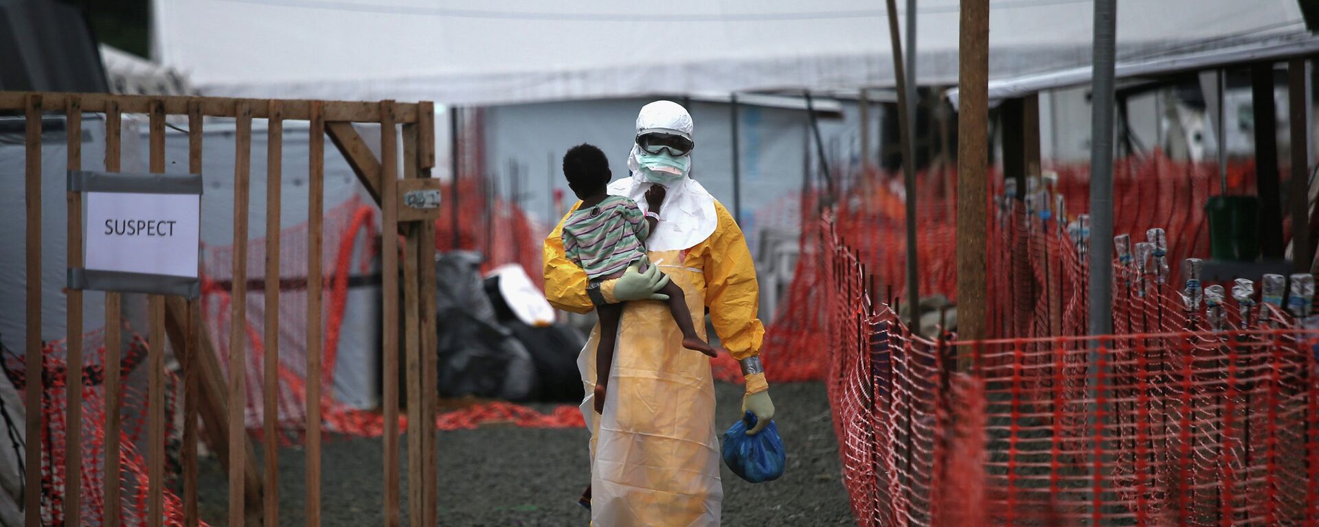 طبيب يحمل طفلا يشتبه بإصابته بفيروس إيبولا - سبوتنيك عربي, 1920, 10.08.2021