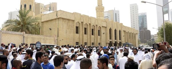 تجمع المواطنين بالقرب من مسجد الإمام الصادق في الكويت   - سبوتنيك عربي