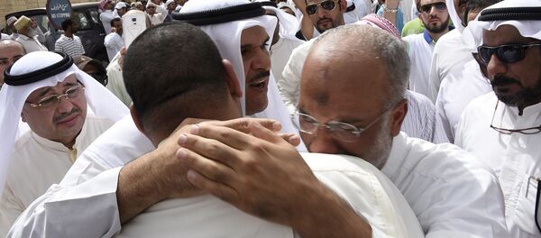 تجمع المواطنين بالقرب من مسجد الإمام الصادق في الكويت - سبوتنيك عربي