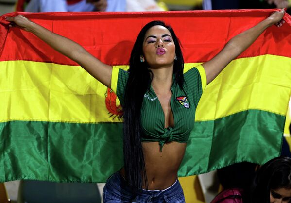 مشجعة من بوليفيا  قبل مباراة فريقها ضد فريق المكسيك على استاد سوساليتو في فينا ديل مار، تشيلي، ضمن إطار مباريات المجموعة الأولي لكأس كوبا أمريكا الجمعة 12 يونيو 2015. - سبوتنيك عربي