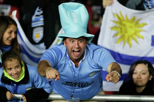 مشجع من أوروغواي قبل بداية مباراة فريقه ضد الأرجنتين على ملعب لا بورتادا في لاسيرينا،  ضمن أطار مباريات المجموعة الثانية لكوبا أميركا، الثلاثاء 16 يونيو، 2015 - سبوتنيك عربي