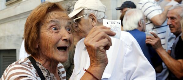 المتقاعدون بجوار البنك الوطني اليوناني المتقاعدون بجوار البنك الوطني اليوناني - سبوتنيك عربي