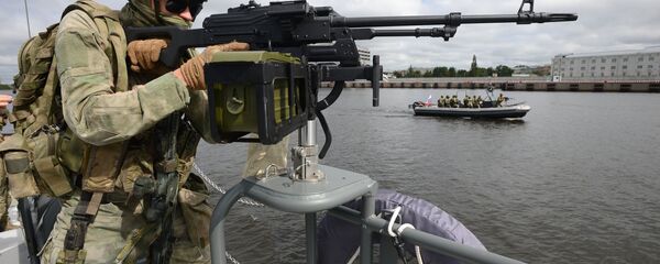 عسكري روسي على متن زورق حربي خلال حفل افتتاح المعرض الدولي العسكري البحري السابع في سان بطرسبورغ - سبوتنيك عربي