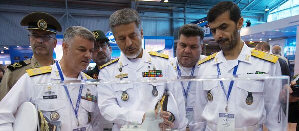 قائد القوات البحرية الإيرانية اللواءحبيب الله سياري (في الوسط) أثناء زيارته  للمعرض الدولي العسكري البحري في مدينة سان بطرسبورغ - سبوتنيك عربي