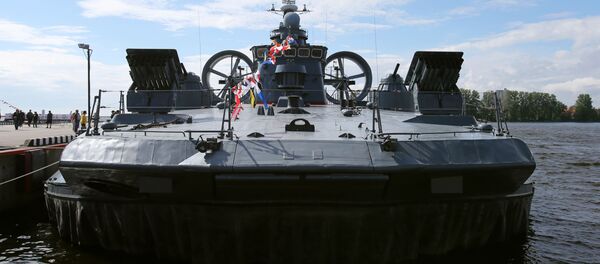 سفينة الإنزال البحري يفغيني كوتشيشكوف ذات وسادة هوائية في المعرض الدولي العسكري البحري في مدينة سان بطرسبورغ - سبوتنيك عربي