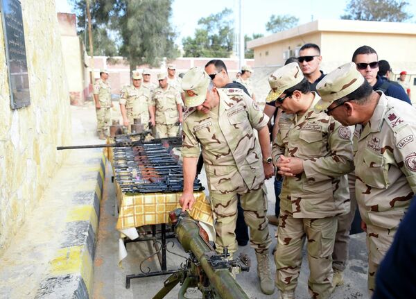 الرئيس المصري يرتدى الزي العسكري لأول مرة منذ انتخابه الرئيس المصري يرتدى الزي العسكري لأول مرة منذ انتخابه - سبوتنيك عربي