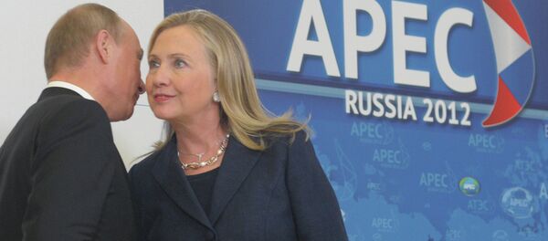 الرئيس الروسي فلاديمير بوتين ووزيرة الخارجية الأمريكية هيلاري كلينتون (صورة ارشيفية) - سبوتنيك عربي