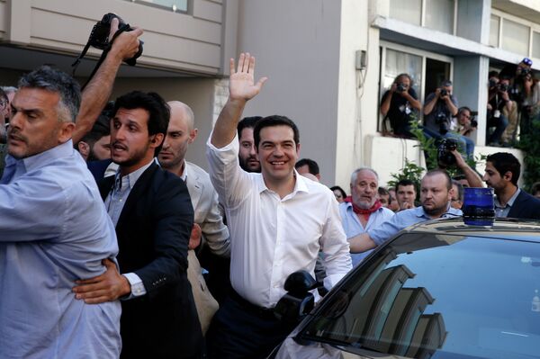 رئيس الوزراء اليوناني أليكسيس تسيبراس عقب الإدلاء بصوته ورفض خطة الانقاذ الأوروبية رئيس الوزراء اليوناني أليكسيس تسيبراس عقب الإدلاء بصوته ورفض خطة الانقاذ الأوروبية - سبوتنيك عربي