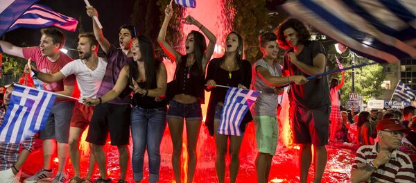 يونانيون يحتفلون بنتيجة الاستفتاء الذى رفض الإجراءات المفروضة من قبل الاتحاد الأوروبي والبنك الدولي ضد بلادهم يونانيون يحتفلون بنتيجة الاستفتاء الذى رفض الإجراءات المفروضة من قبل الاتحاد الأوروبي والبنك الدولي ضد بلادهم - سبوتنيك عربي