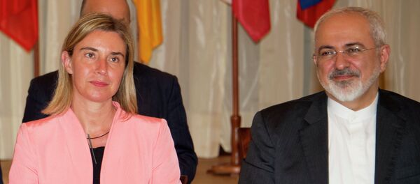 الممثل الأعلى للاتحاد الأوروبي للشؤون الخارجية والسياسة الأمنية فيديريكا موغريني ووزير الخاجية الإيرانية محمد جواد ظريف - سبوتنيك عربي
