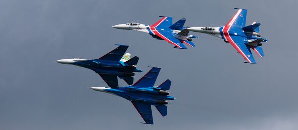 فرقة الاستعراضات الجوية روسكييه فيتيازي (الفرسان الروس) على متن طائرات سو- 27 أثناء المعرض الدولي العسكري البحري في مدينة سان بطرسبورغ - سبوتنيك عربي