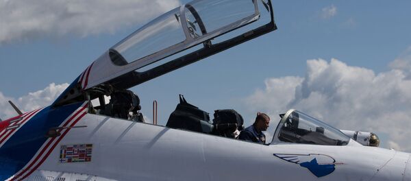 ميكانيكي فرقة الاستعراضات الجوية روسكييه فيتيازي (الفرسان الروس) على متن طائرة سو - 27 - سبوتنيك عربي