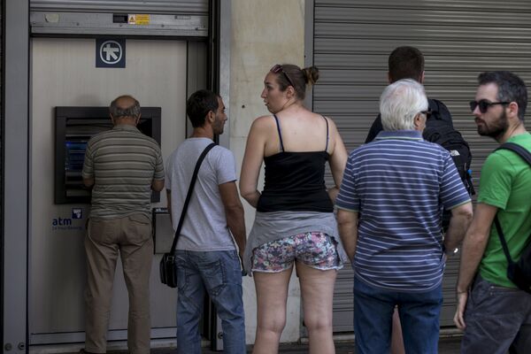 اليونان حددت 60 يورو حد أقصي للسحب من ماكينات الصراف الألى يوميا اليونان حددت 60 يورو حد أقصي للسحب من ماكينات الصراف الألى يوميا - سبوتنيك عربي