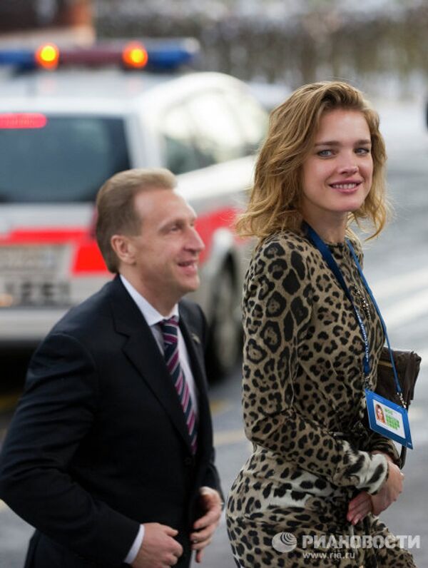 عارضة الأزياء الشهيرة نتاليا فوديانوفا لدى وصولها الى معرض زيورخ  - سبوتنيك عربي