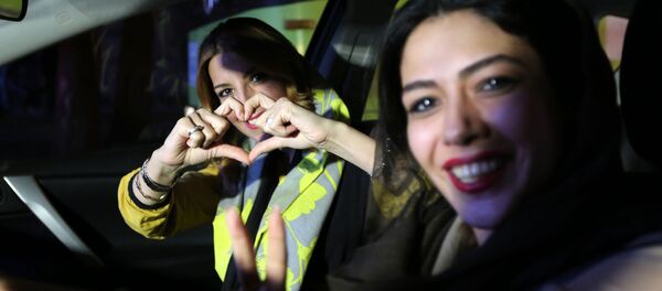 الفتيات فى طهران يحتفلن بالاتفاق النووي - سبوتنيك عربي