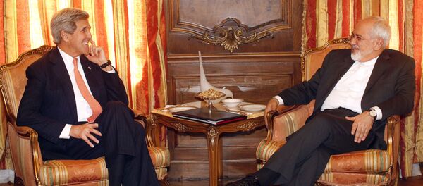 وزير الخارجية الأمريكي جون كيري مع نظيره الإيراني محمد جواد ظريف - سبوتنيك عربي