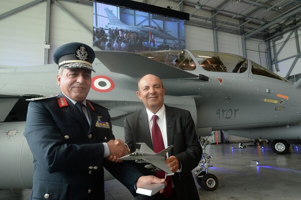 قائد القوات الجوية المصرية أثناء توقيع الإتفاق على تسلم مصر الدفعة الأولى من طائرات رافال الفرنسية فى قاعدة إيستر فى فرنسا - سبوتنيك عربي