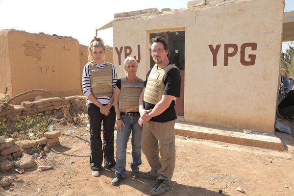 أعضاء البرنامج الأسترالي Go Back To Where You Came From خلال زياراته لسوريا والعراق، في إحدى مخيمات التي تضم لاجئين لأقليات مختلفة، كانوا قد تركوا أرضهم وبيتهم منذ عامين أو ما يزيد. - سبوتنيك عربي