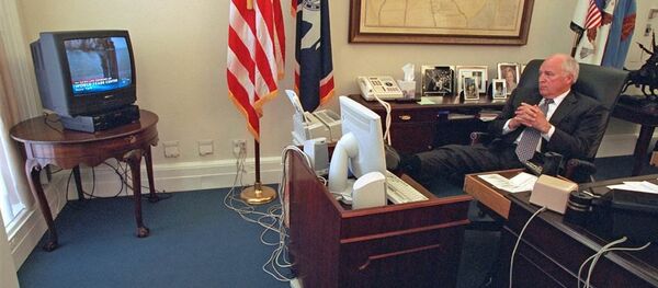 نائب الرئيس الأمريكي ديك تشينى أثناء متابعته تغطية أحداث 11 سبتمبر داخل مكتبه نائب الرئيس الأمريكي ديك تشينى أثناء متابعته تغطية أحداث 11 سبتمبر داخل مكتبه - سبوتنيك عربي