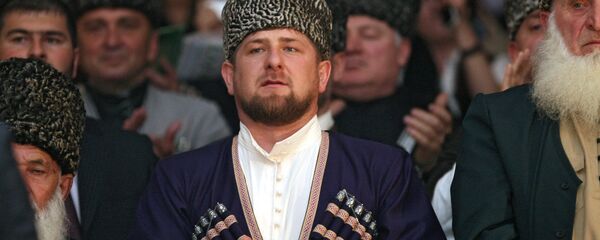 الرئيس الشيشاني رمضان قديروف في مركز غروزني المسرحي لحضور الاحتفالات بيوم اللغة الشيشانية .. - سبوتنيك عربي