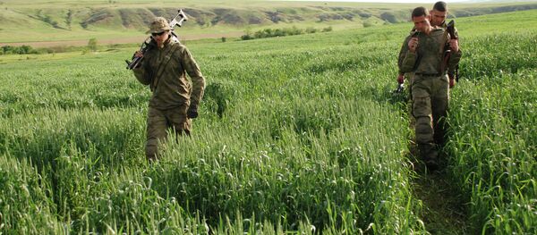 جنود الاستطلاع من المقاومة الشعبية قرب بلدة شيروكينو - سبوتنيك عربي