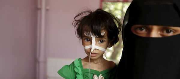 طفلة وأمها في أحد مشافي صنعاء - سبوتنيك عربي