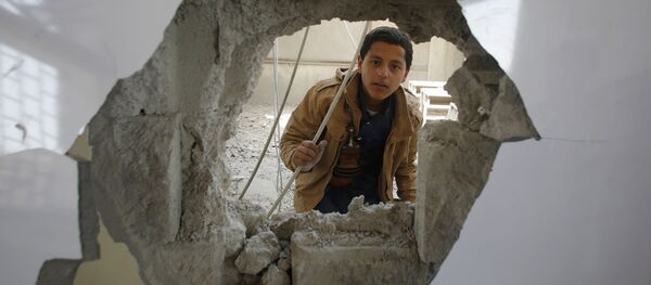 ثقب خلفته قذيفة في جدار إحدى المدارس ثقب خلفته قذيفة في جدار إحدى المدارس - سبوتنيك عربي