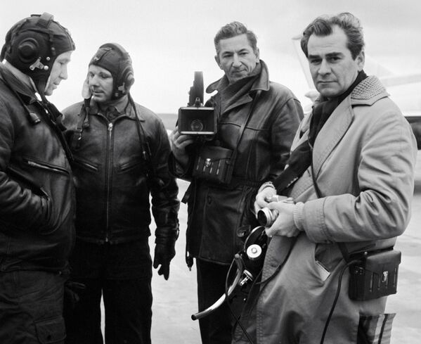 رائدا الفضاء يوري غاغارين وألكسي ليونوف بعد تحليق على متن مقاتلات ميغ- 15 - سبوتنيك عربي