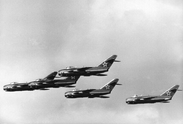 مقاتلات ميغ- 15 أثناء تحليق استعراضي في سماء ألمانيا الشرقية مقاتلات ميغ- 15 أثناء تحليق استعراضي في سماء ألمانيا الشرقية - سبوتنيك عربي