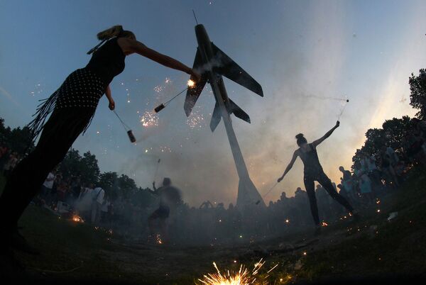 عرض بألعاب نارية عند تمثال للمقاتلة ميغ- 19 في مدينة سان بطرسبورغ - سبوتنيك عربي