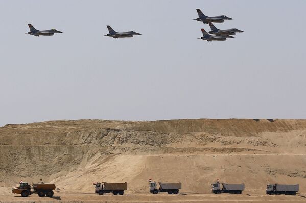 عرض جوي خلال حفل افتتاح قناة السويس الجديدة  في مدينة الإسماعيلية المصرية - سبوتنيك عربي